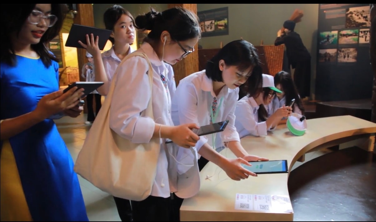 Khách du lịch tham quan Bảo tàng qua công nghệ số.