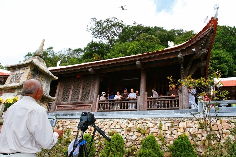 Du khách đến chiêm bái tại chùa Am Ngoạ Vân, huyện Đông Triều (Ảnh: L.T)