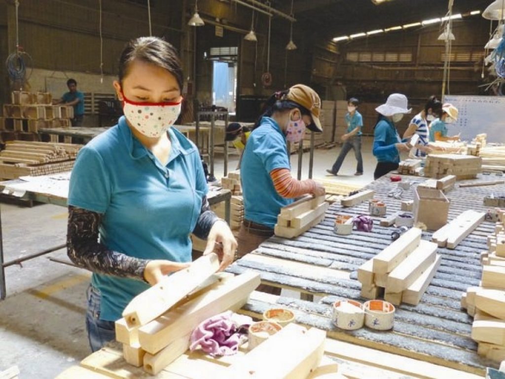Gỗ là ngành thâm dụng lao động và đang chịu tác động do thiếu đơn hàng khiến nhiều công nhân giãn việc, giảm giờ làm (ảnh minh hoạ)