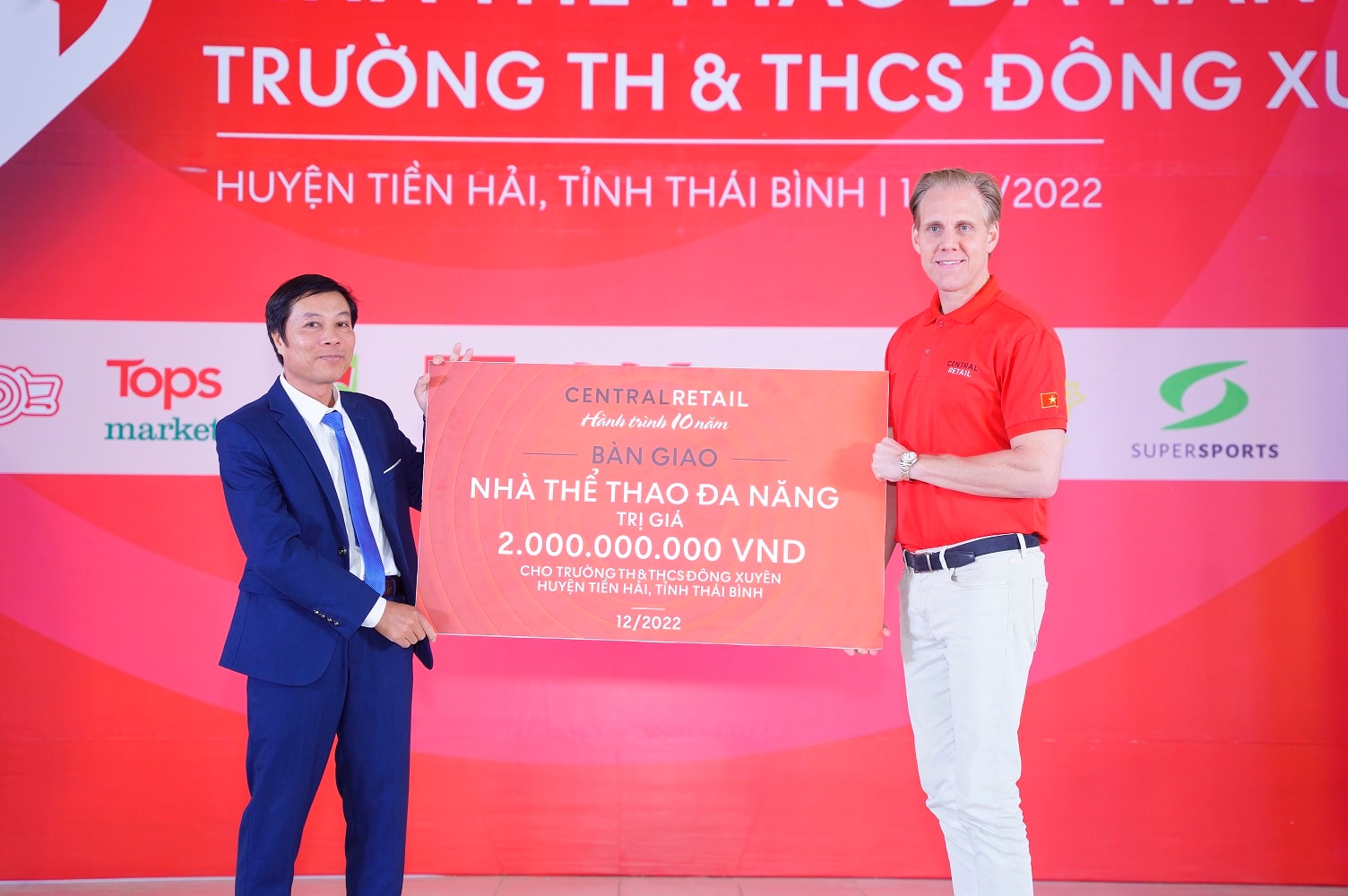 2 Đại diện Central Retail (trái) trao bảng tượng trưng Bàn giao Nhà thể thao đa năng tại Thái Bình