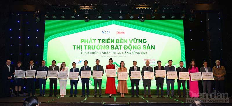 Ban tổ chức chương trình trao chứng nhận cho các nhà phát triển dự án đáng sống tiêu biểu 2022