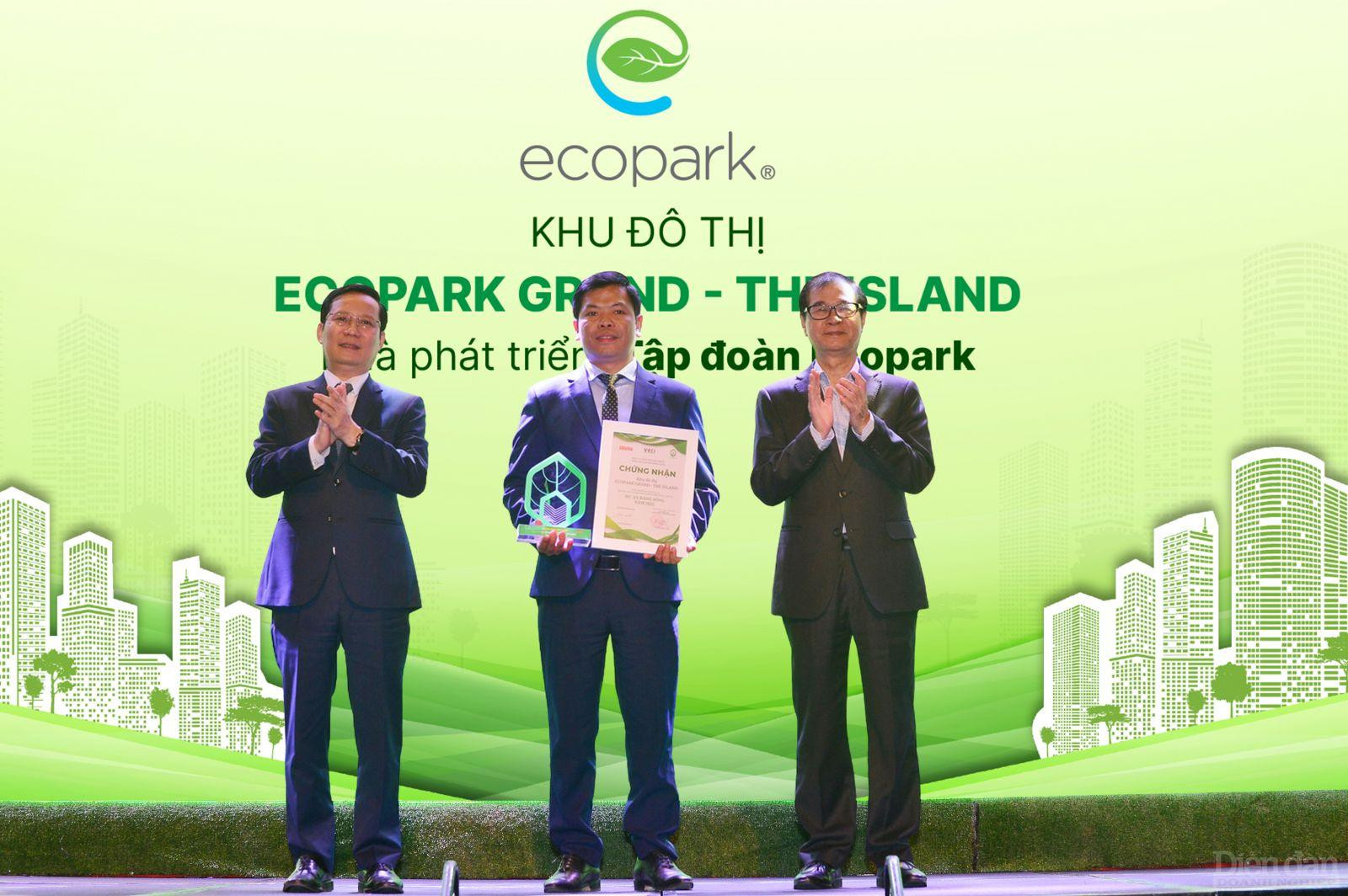 Ông Trần Thế Sơn – Phó Tổng Giám đốc Tập đoàn Ecopark nhận giấy Chứng nhận từ Ban tổ chức