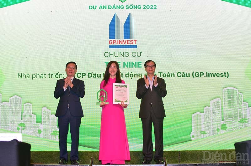 bà Hoàng Thị Anh Thư - Phó Tổng Giám đốc Công ty Cổ phần đầu tư Bất động sản Toàn Cầu nhận giấy Chứng nhận từ Ban tổ chức