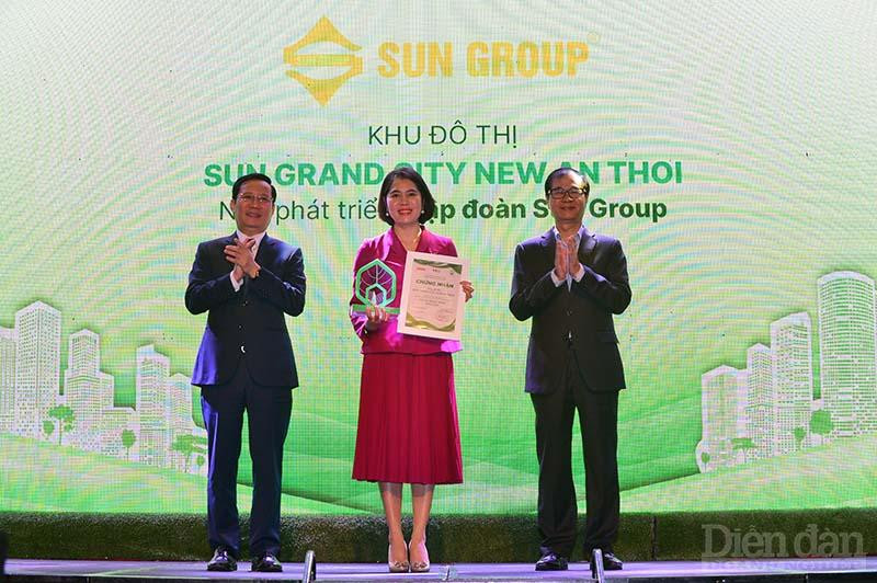 Bà Trịnh Kim Ngần - Giám đốc Kinh doanh Sun Property nhận Chứng nhận từ Ban tổ chức