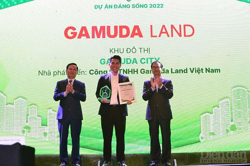 Lãnh đạo Công ty TNHH Gamuda Land Việt Nam nhận giấy Chứng nhận từ Ban tổ chức