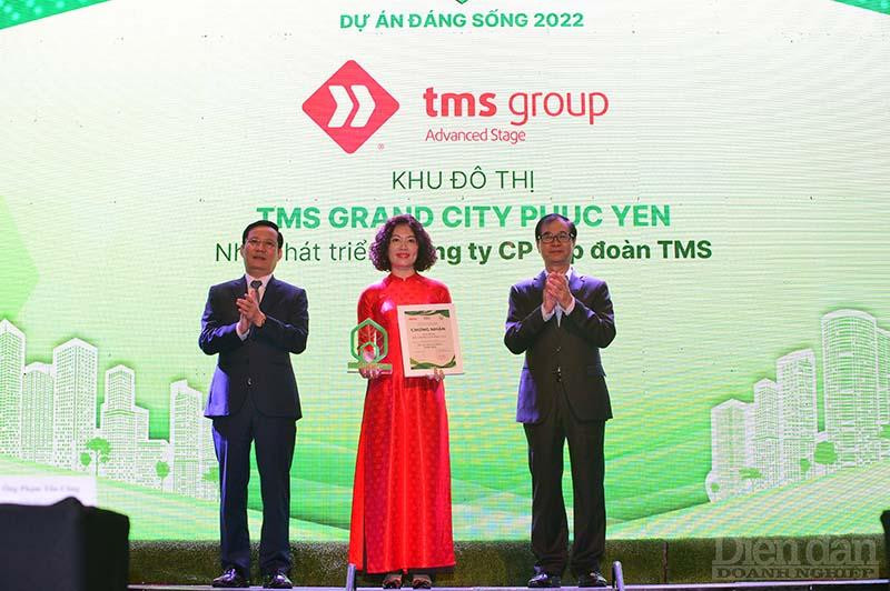 bà Đào Hồng Anh - Giám đốc Truyền thông và Quản trị thương hiệu TMS Group nhận giấy Chứng nhận từ Ban tổ chức