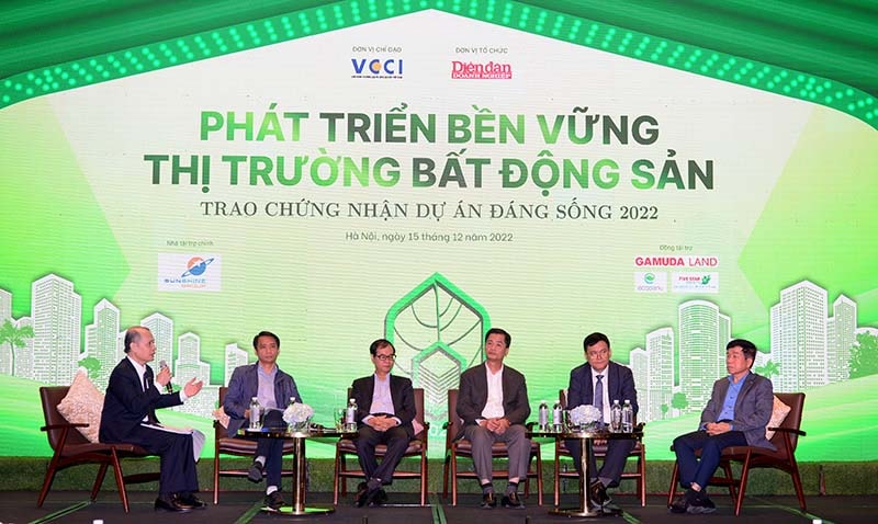 Các diễn giả tham gia phiên thảo luận phát triển bền vững thị trường bất động sản