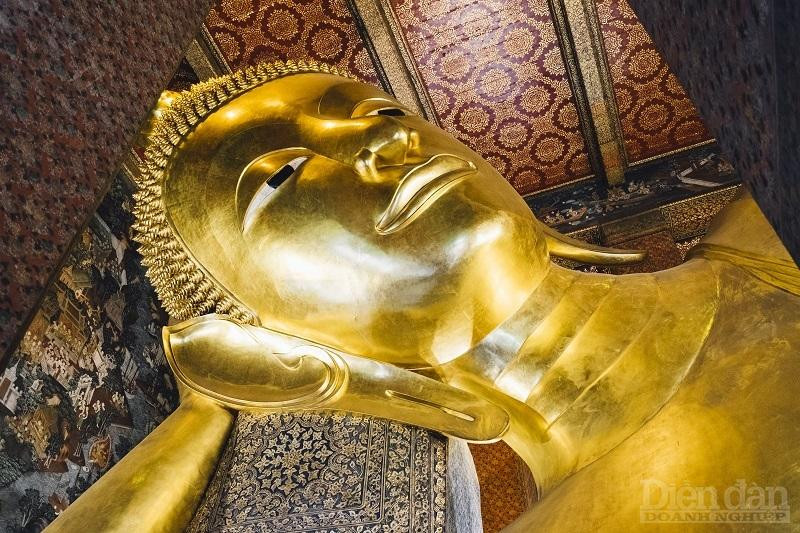 Du khách tìm về Wat Pho để chiêm bái tượng Phật nằm lớn nhất Thái Lan