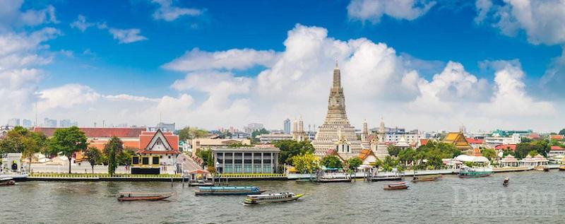 Wat Arun như bừng sáng lấp lánh khi được nắng chiếu rọi bởi được ốp bên ngoài bằng sứ