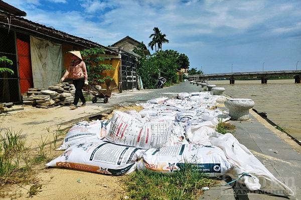 Dự án kè phố cổ Hội An hư hỏng nặng sau một thời gian ngắn đưa vào sử dụng.