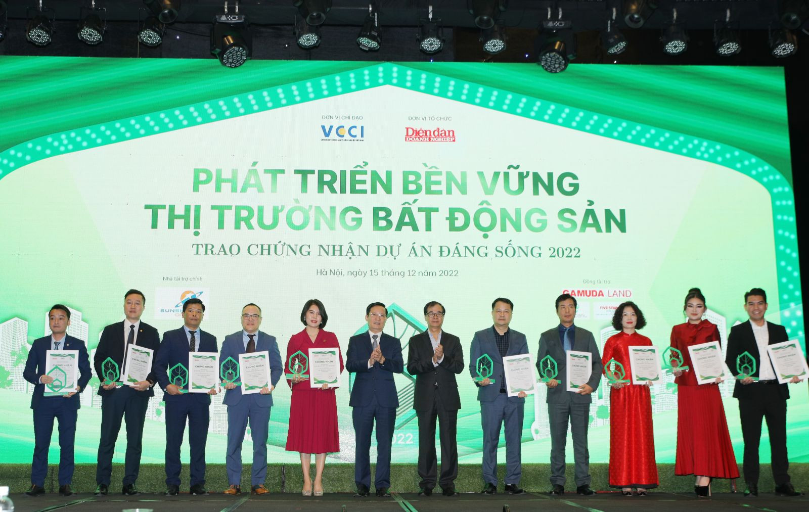 Ban tổ chức chương trình trao chứng nhận cho các nhà phát triển dự án đáng sống tiêu biểu 2022 