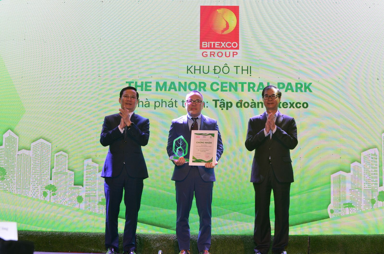 Ông Phan Lê Khôi, Giám đốc Marketing Bitexco đại diện dự án The Manor Central Park nhận chứng nhận và kỷ niệm chương cho phân khu nhà ở - Dự án đáng sống 2021.