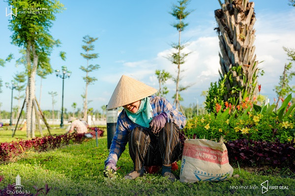 Hàng trăm loại hoa luôn được chăm chút, tỉ mẫn mỗi ngày