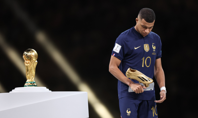 Mbappe cầm Giày vàng World Cup 2022, đi qua Cup vàng. Ảnh: Twitter/Ben Jacobs