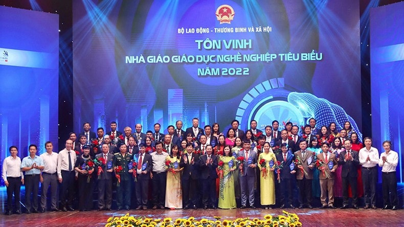 Tôn vinh nhà giáo giáo dục nghề nghiệp năm 2022. 