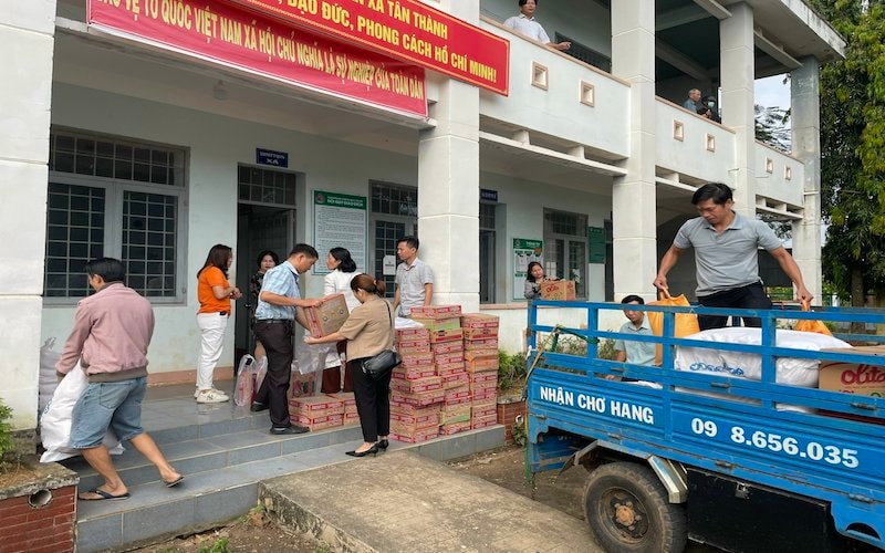 72 sổ BHXH tự nguyện, quà Tết và 50 triệu đồng cho người dân nghèo, đồng bào dân tộc thiểu số thuộc nhóm đối tượng không được ngân sách Nhà nước hỗ trợ đóng bảo hiểm xã hội (BHXH), bảo hiểm y tế (BHYT), trên địa bàn xã Tân Thành, huyện Bù Đốp, tỉnh Bình Phước