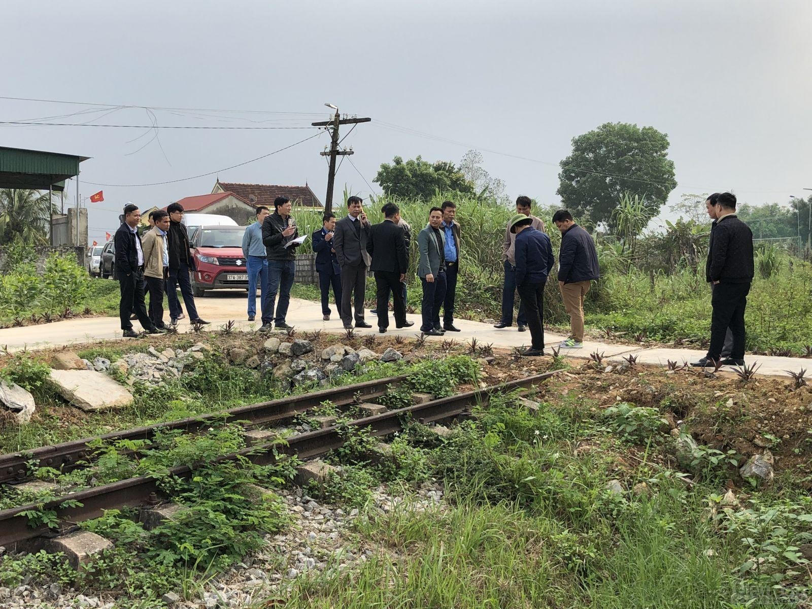 Không ít đường ngang, lối đi tự mở trái phép qua tuyến đường sắt Cầu Giát - thị xã Thái Hoà tồn tại lâu nay