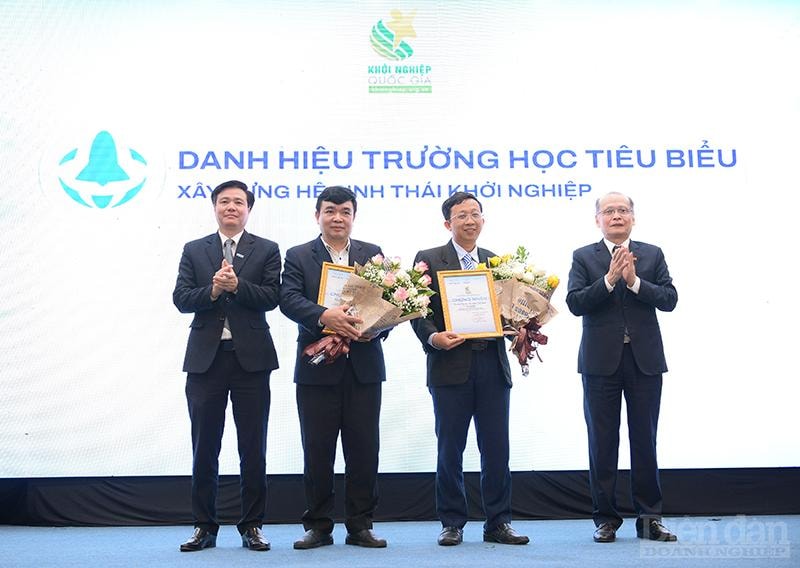 Và 3 trường học tiêu biểu gồm: Đại học Quốc gia Hà Nội, Trường Đại học Tây Nguyên, Trường Đại học Sư phạm Kỹ thuật TP. Hồ Chí Minh