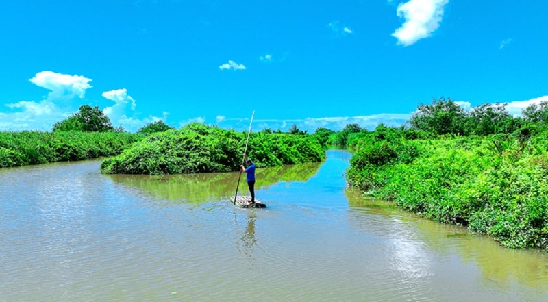 Nam Định có 72km bờ biển chạy dài qua 3 huyện: Giao Thủy, Hải Hậu, Nghĩa Hưng; nối cửa Ba Lạt (sông Hồng) với cửa Đáy (sông Đáy). Bờ biển Nam Định thoải, nhiều bãi ngang có thể xây dựng thành các bãi tắm biển và một số vùng đất ngập nước có hệ sinh thái đa dạng thuộc Khu dự trữ sinh quyển liên tỉnh Nam đồng bằng sông Hồng (ảnh báo Nam Đinh)