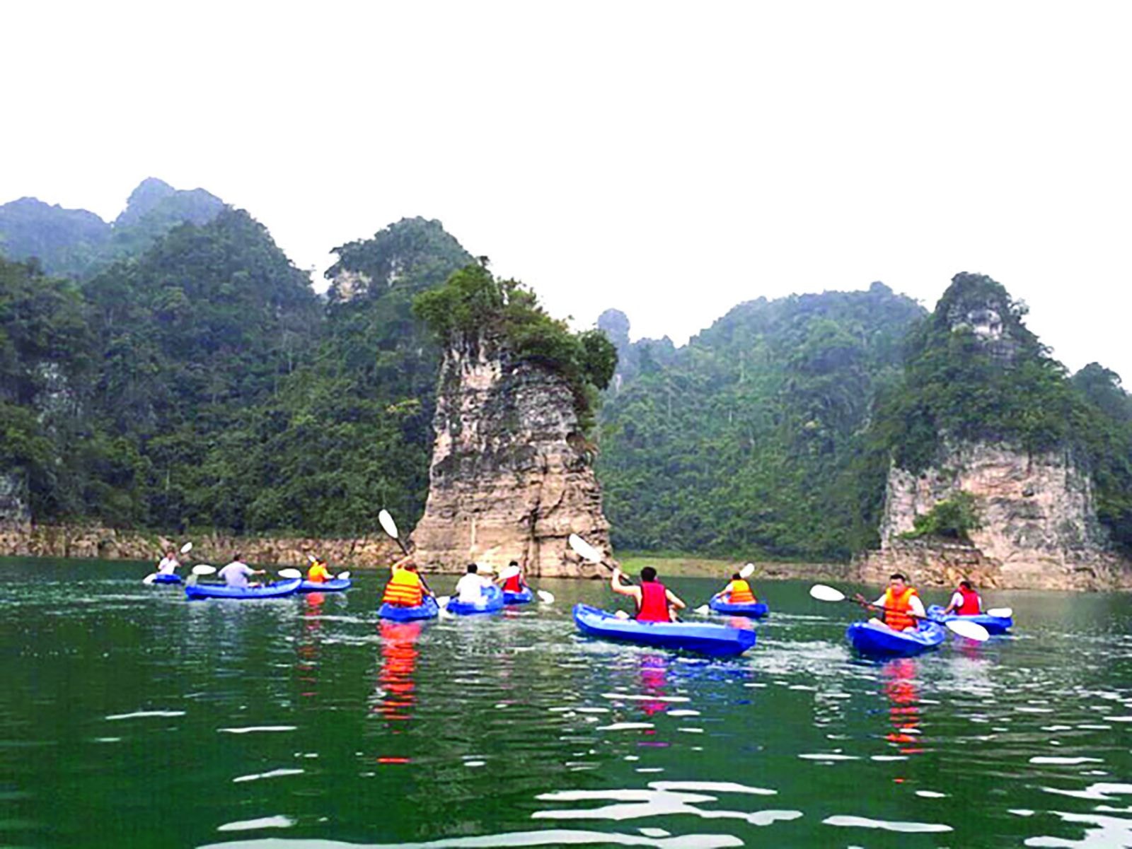  Na Hang không những có cảnh quan thiên nhiên hùng vĩ mà còn là nơi có rất nhiều lễ hội và đặc sản hấp dẫn.