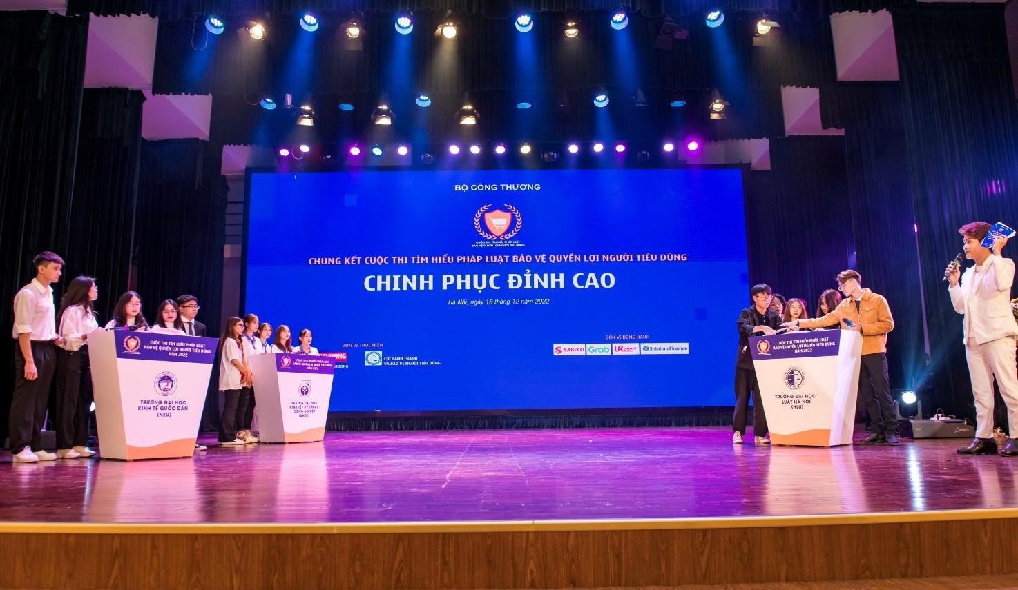 Các đội thi tranh tài trong vòng chung kết cuộc thi “Tìm Hiểu Pháp Luật Bảo Vệ Quyền Lợi Người Tiêu Dùng Năm 2022”