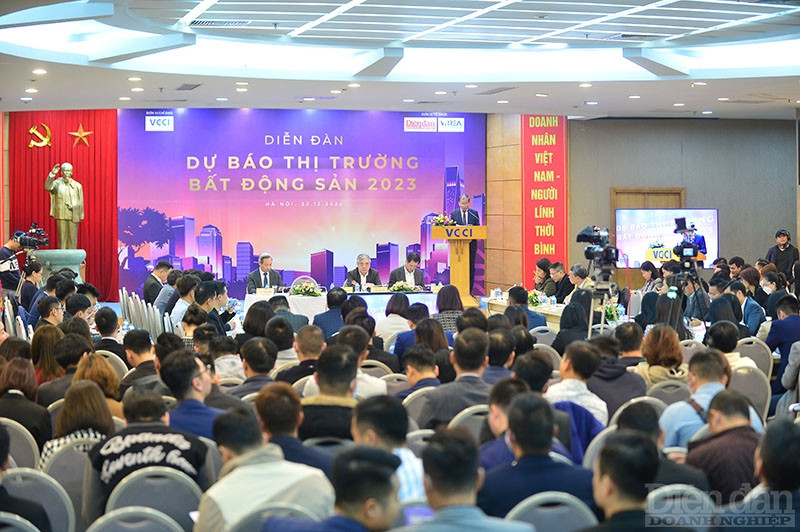 Diễn đàn “Dự báo thị trường bất động sản 2023” do Tạp chí Diễn đàn Doanh nghiệp phối hợp với Hiệp hội Bất động sản Việt Nam (VnREA) tổ chức.