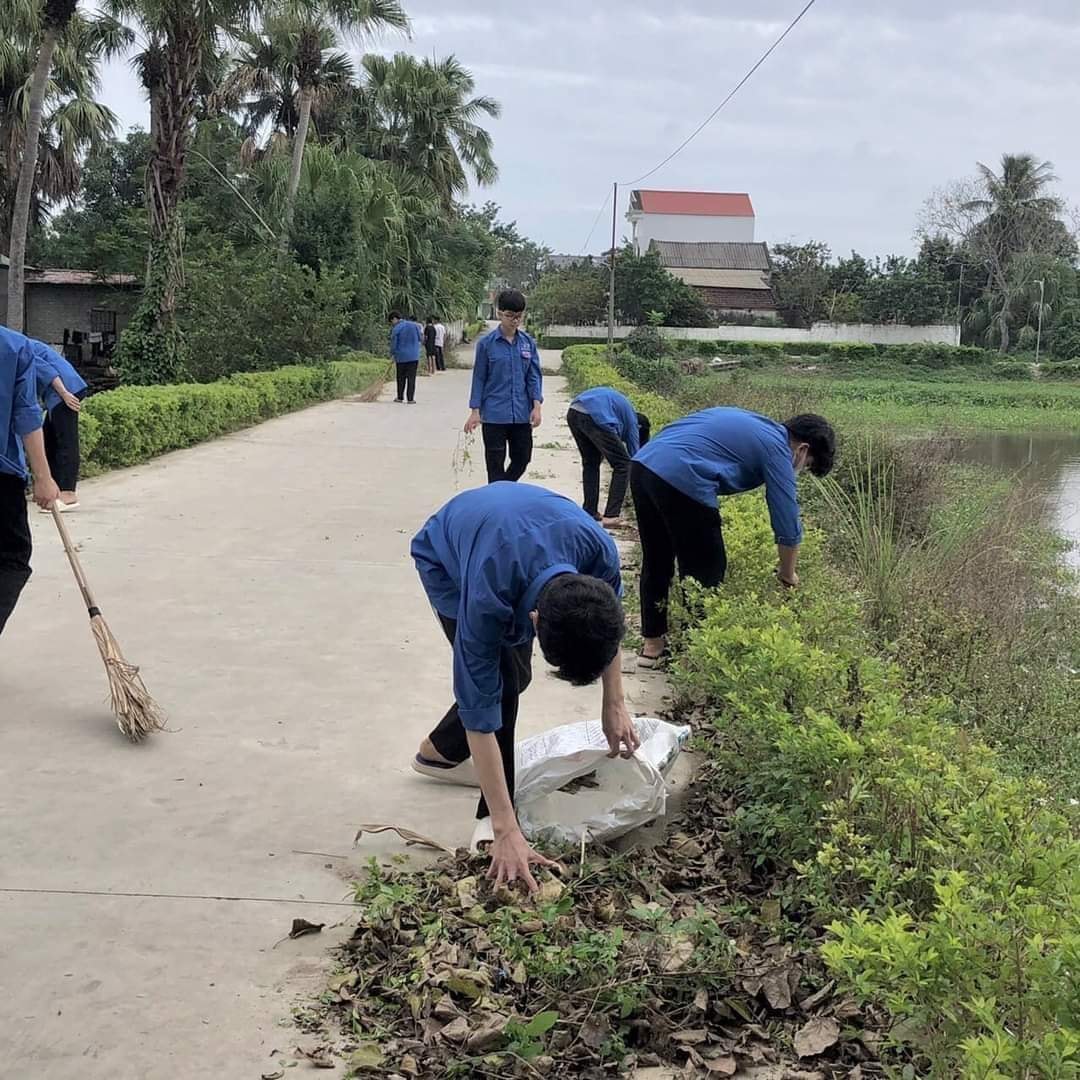 Học sinh của trường đẩy mạnh phong trào bảo vệ môi trường 