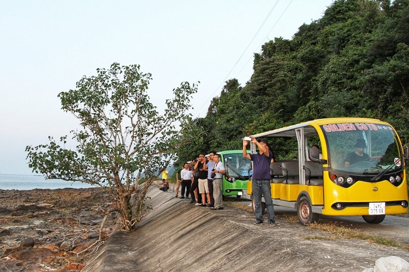 Du khách tham quan, khám phá đảo Thanh Lân, huyện Cô Tô