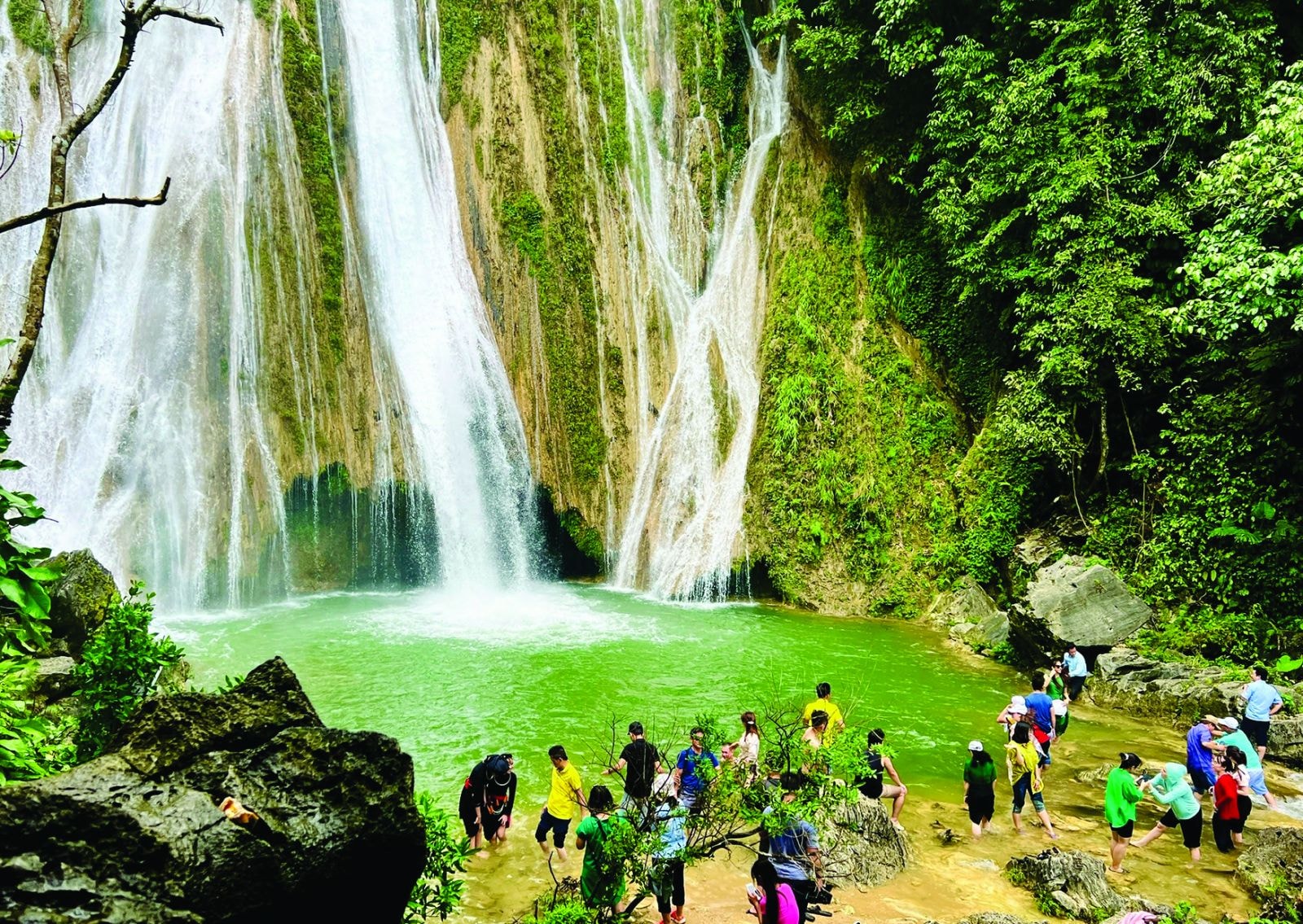  Du khách trải nghiệm thác Khuổi Nhi