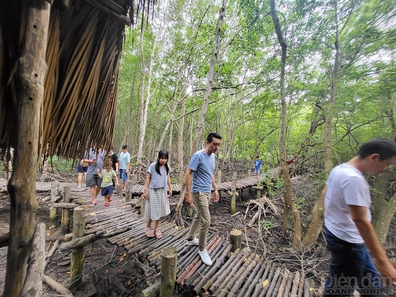 Đi sâu bằng thuyền vào trong là khu căn cứ Rừng Sác, chúng ta được đi trên những con đường bằng gỗ như những chiếc cầu nối dài dưới khu rừng được che chắn bởi hàng cây xanh mát, không khí thật dễ chịu và sẽ dễ dàng nhìn thấy những bức tượng “sống” về các chiến sĩ đặc công Rừng Sác được tạo dựng ở đây.