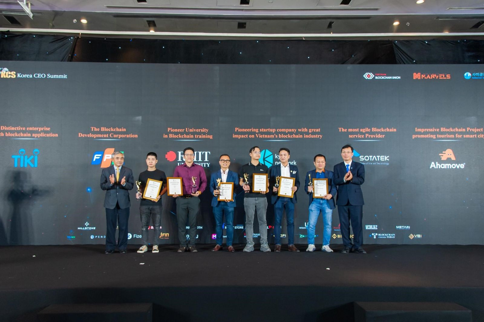 Giải thưởng Blockchain Việt Nam vinh danh 6 thương hiệu có đóng góp tích cực cho sự phát triển của ngành blockchain tại Việt Nam - Ông Nguyễn Minh Hồng Chủ tịch VDCA, ông Đặng Minh Tuấn Chủ tịch VBU và các đại diện Tiki, FPT, RMIT, Kyber Network, Sotatek, Ahamove tại Lễ vinh danh) 