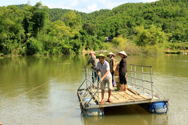 Không chỉ lo mất đất, nhà cửa bị nhấn chìm, thời gian qua, việc đi lại của người dân địa phương cũng trắc trở vì thuỷ điện