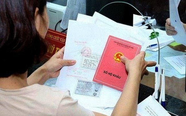  Sổ hộ khẩu, sổ tạm trú bằng giấy sẽ không còn giá trị sử dụng từ ngày 01/01/2023. (Ảnh: Pha Lê)