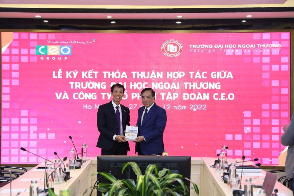 Chủ tịch Đoàn Văn Bình tặng Trường Đại học Ngoại thương một số đầu sách do ông biên soạn, thực hiện