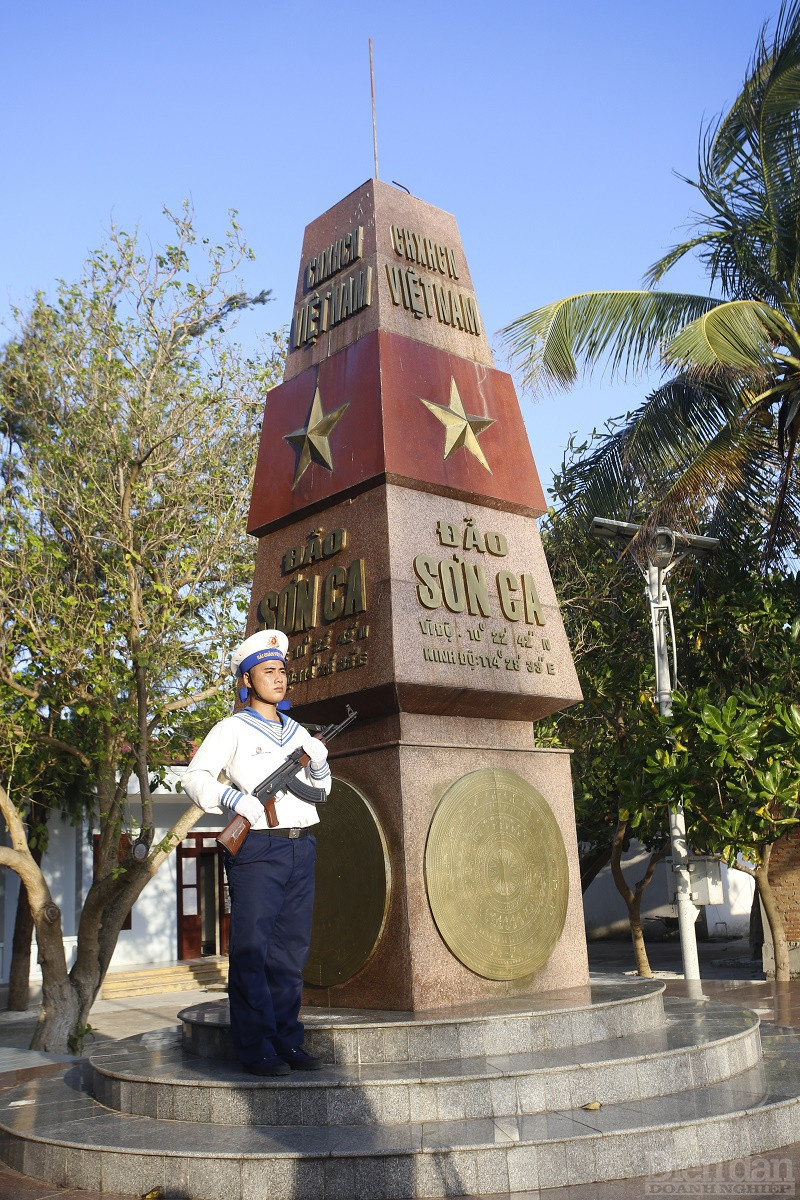 Những người lính Trường Sa hôm nay luôn chắc tay súng bảo vệ chủ quyền biển, đảo thiêng liêng