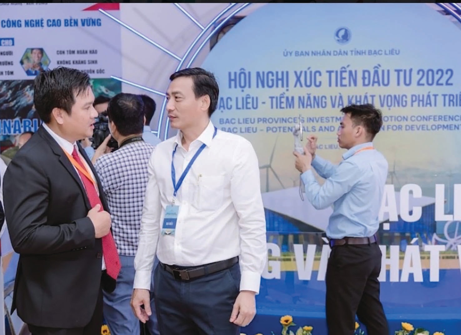  Ông Hồ Văn Linh - Chủ tịch huyện Hòa Bình, áo sơ mi trắng,đang tiếp và trao đổi với nhà đầu tư