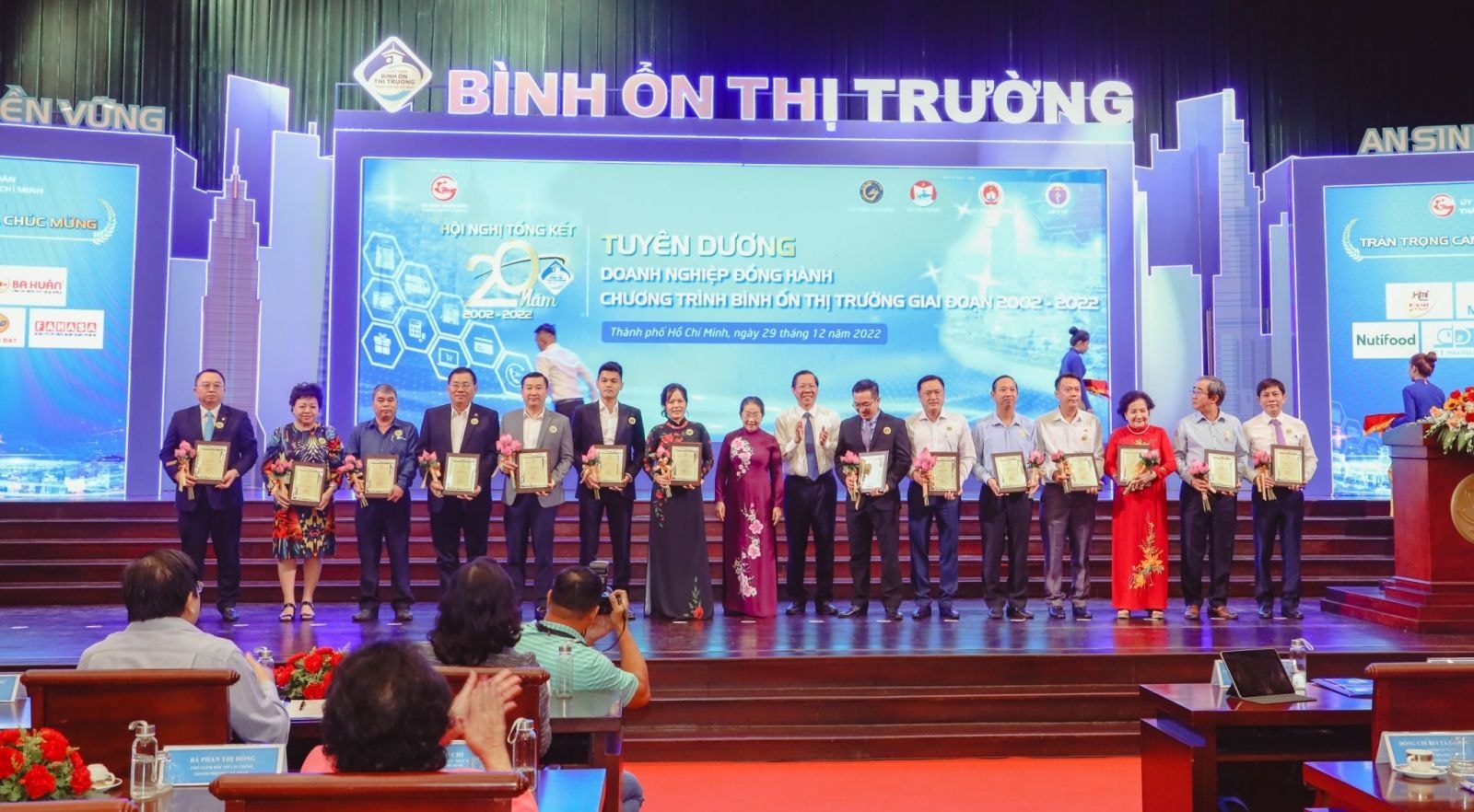 Ông Adisak Torsakul – Phó TGĐ Điều hành CPV (ngoài cùng bên trái) đại diện công ty nhận bảng vinh danh