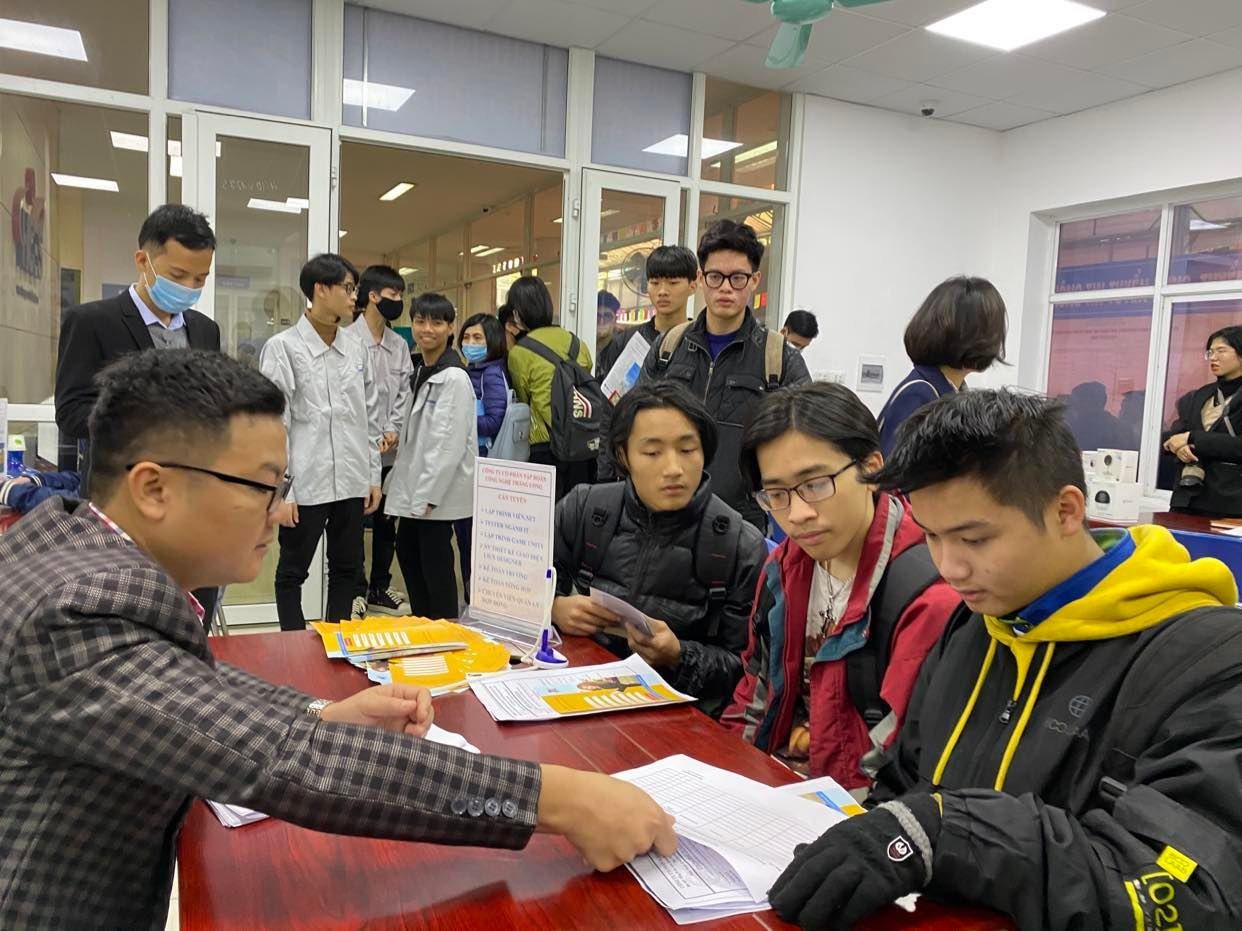 Đại diện doanh nghiệp giới thiệu và tư vấn các vị trí tuyển dụng cho nhân sự trẻ tại Sàn giao dịch việc làm Hà Nội 