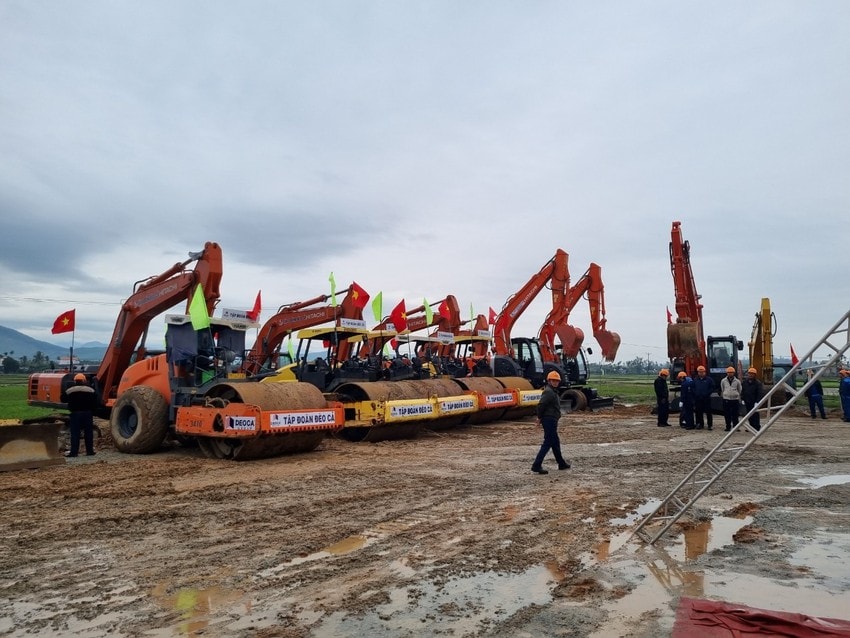 Loạt xe công trình sẵn sàng cho lễ khởi công tại điểm cầu Quảng Ngãi. Ảnh: T.NHẬT