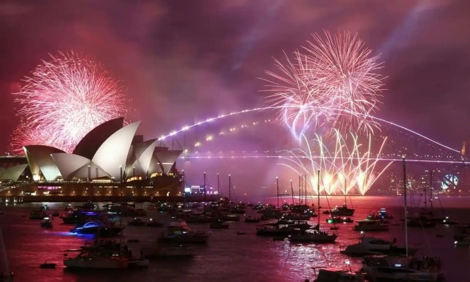 pháo hoa sáng rực bầu trời Nhà hát Opera Sydney vào thời khắc bước sang năm mới 2023. Ảnh: AFP.