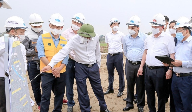 Lãnh đạo UBND tỉnh Thái Bình đi kiểm tra công tác GPMB (ảnh báo Thái Bình)