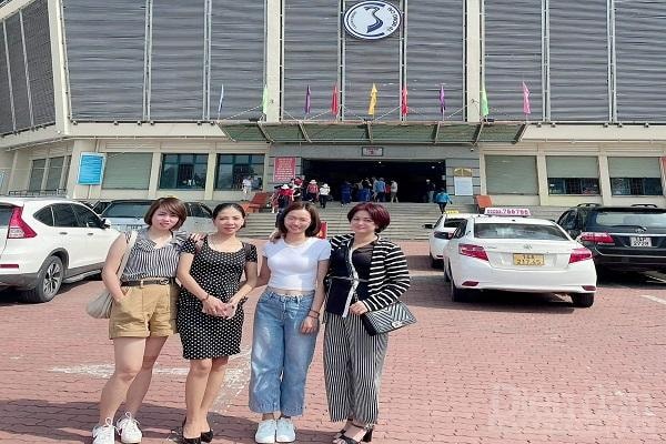 Du khách thăm quan tại chợ Móng Cái