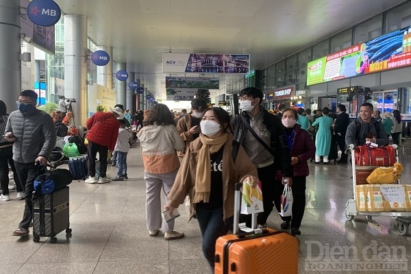 Du lịch qua đường hàng không vẫn là nguồn khách chính của du lịch Đà Nẵng. Các đường bay trực tiếp quốc tế được khai thác trở lại trong thời gian qua đồng thời gia tốc cho sự phục hồi du lịch Đà Nẵng. Tổng lượt khách đường hàng không đến Đà Nẵng hơn 4,4 triệu lượt, trong đó khách nội địa đạt hơn 3,8 triệu lượt tăng 91,7% so với cùng kỳ năm 2019, khách quốc tế đạt hơn 636 ngàn lượt tăng 17,9% so với cùng kỳ năm 2019.