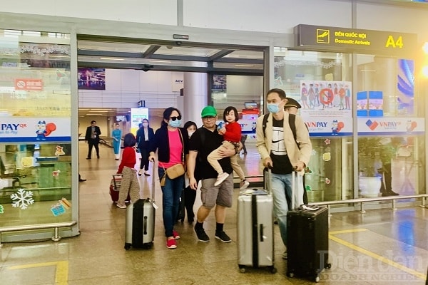 Đón chuyến bay đầu năm là một trong những hoạt động hợp tác truyền thống giữa Sở Du lịch TP. Đà Nẵng và Cảng Hàng không quốc tế Đà Nẵng để chào mừng năm mới với triển vọng một năm tăng trưởng tích cực cho ngành hàng không và du lịch.