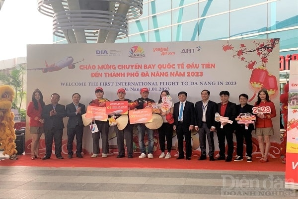 Tại Đà Nẵng, Sở Du lịch cũng đã tổ chức chào đón 02 chuyến bay đầu tiên của năm 2023 do hãng hàng khôngp/Vietnam Airlines và Hãng hàng không Vietjet khai thác. Tại Ga đến Quốc tế, chuyến bay quốc tế đầu tiên năm 2023 được chào đón mang số hiệu VJ879 của Hãng hàng không Vietjet. Chuyến bay đưa hơn 170 hành khách từ Incheon (Hàn Quốc).