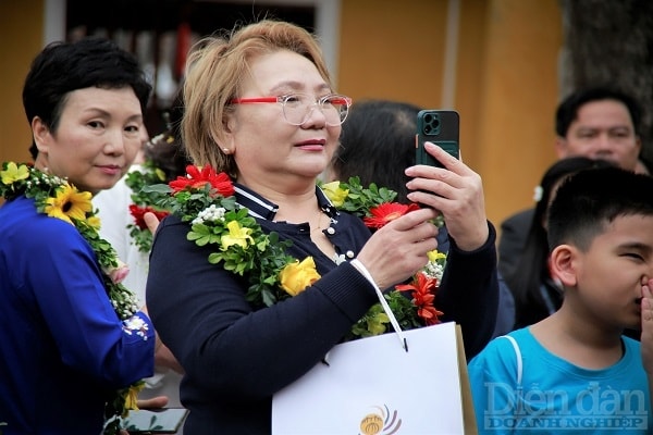 Du khách thích thú với màn chào đón của ngành du lịch địa phương.
