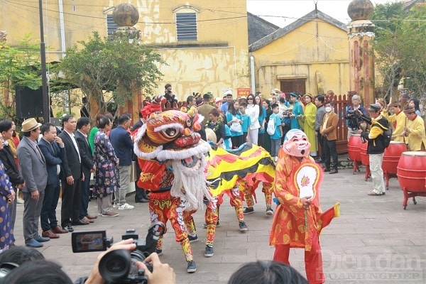 Đoàn hát múa sắc bùa, đội Thiên cẩu, Tứ Linh “Long, Lân, Quy, Phụng” cùng tiếng trống hội đã có chương trình biểu diễn đón đoàn khách rộn ràng, vui vẻ.