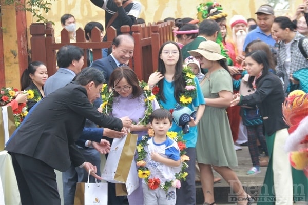 Lãnh đạo TP. Hội An tặng quà và hoa với đoàn khách du lịch.