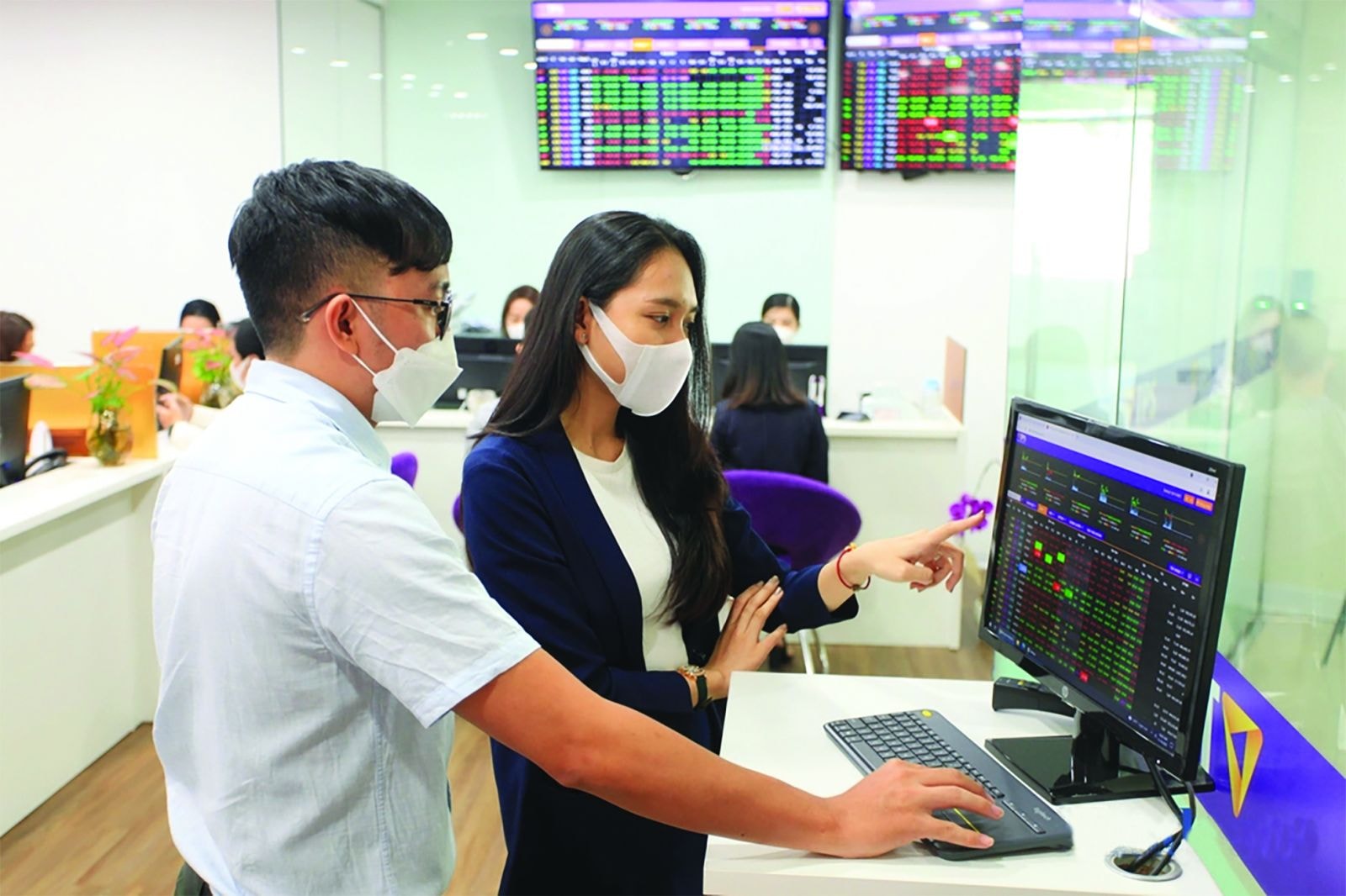 p/Cơ hội mở ra với các nhà đầu tư khi giá nhiều cổ phiếu hàng đầu giảm về mức hấp dẫn. Ảnh: Gia Huy