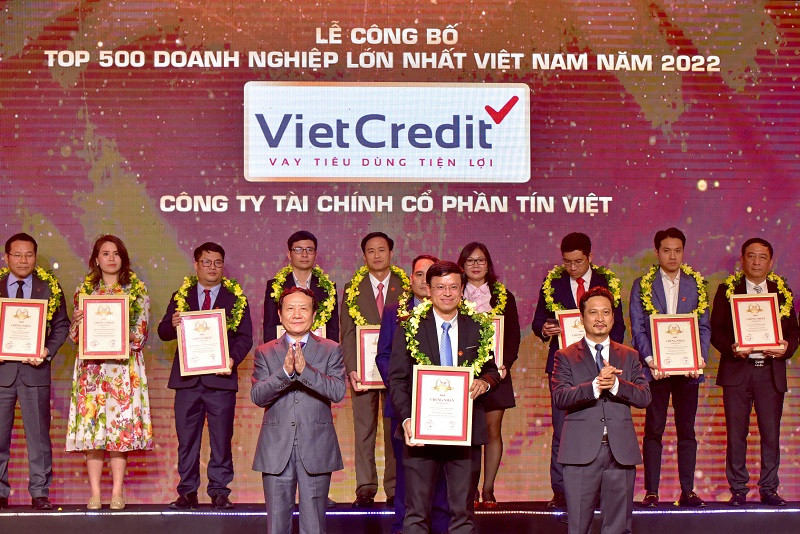 Đại diện VietCredit (hàng trên) nhận giải thưởng top 500 Doanh nghiệp lớn nhất Việt Nam 2022